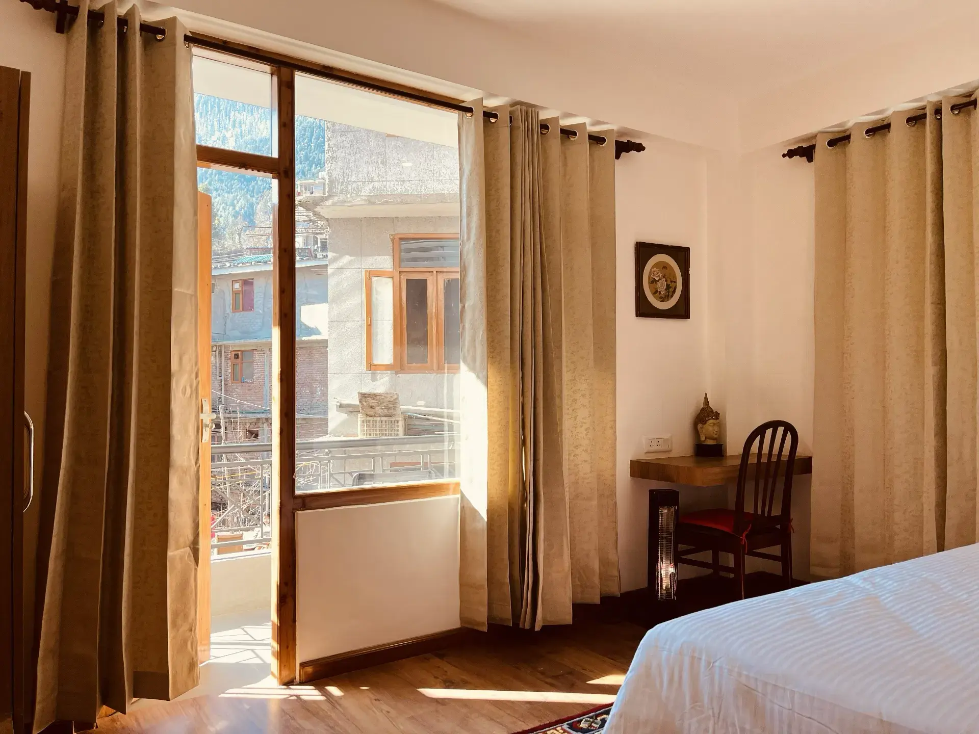 Room 201, photo 4 of 7