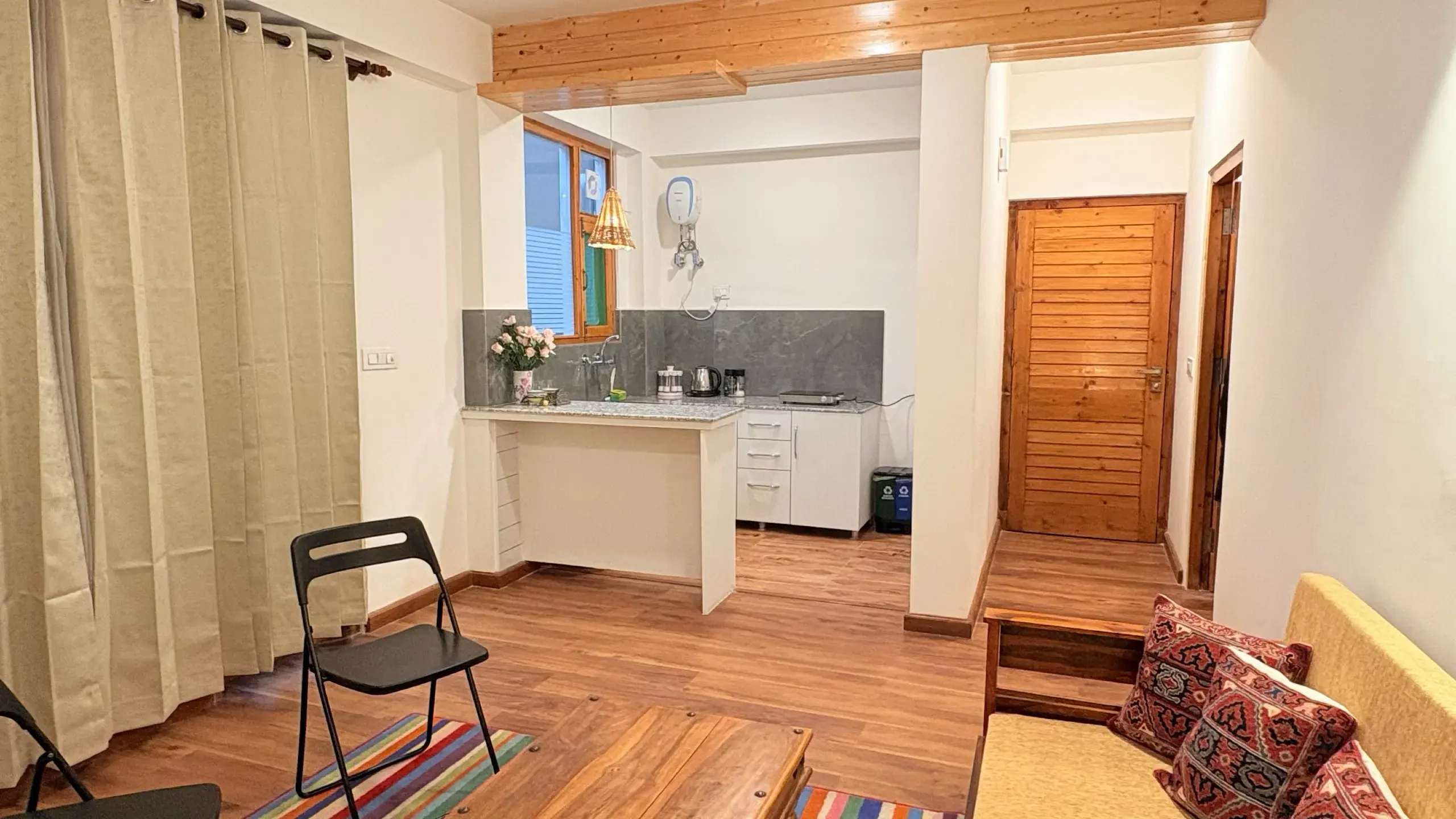 Room 202, photo 2 of 7