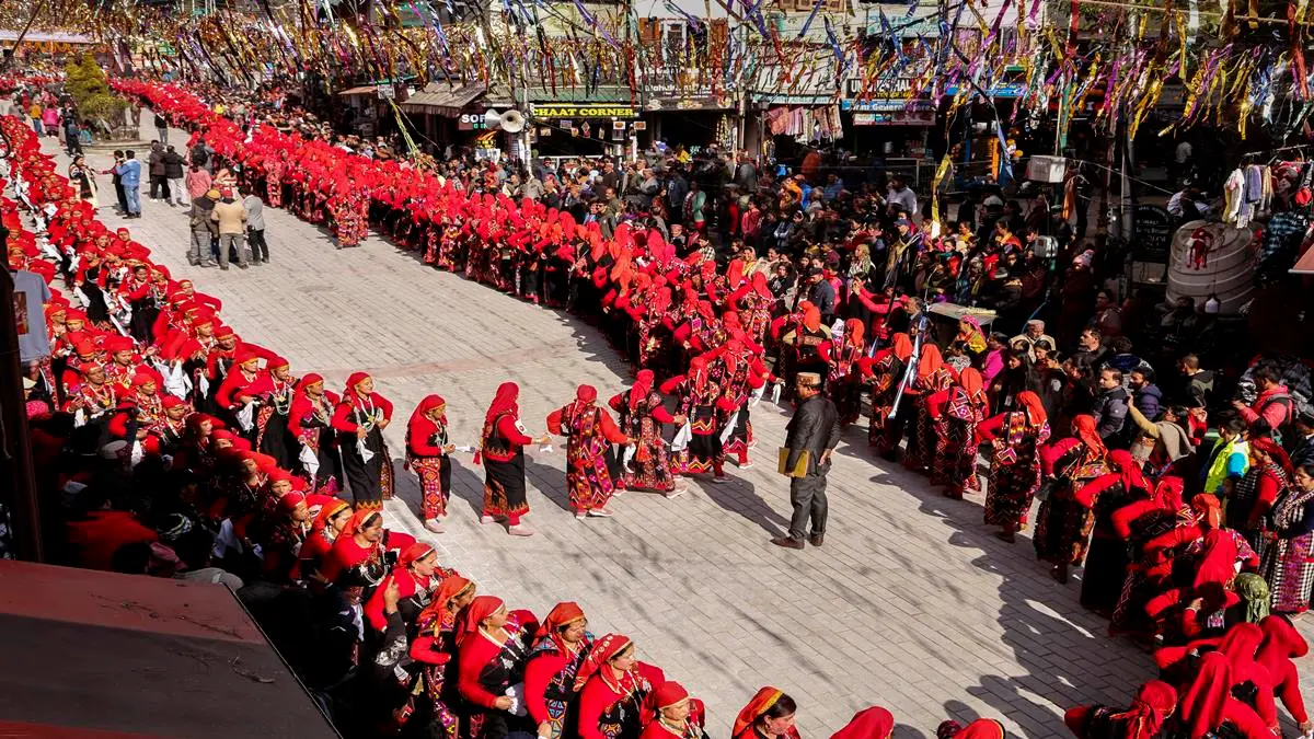 image of carnival performers